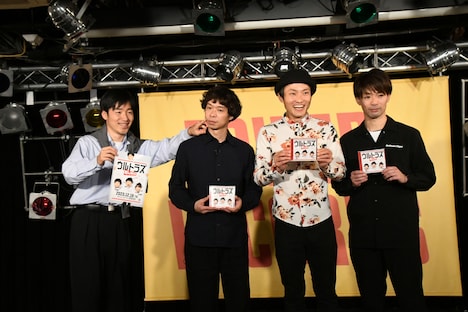 笑顔を見せるよう西脇Pに注意されるジッパー・ジャンパー。