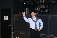 イベント中、客席後方からウルトラズに注意する西脇P。