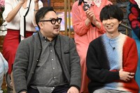 左から休日課長、川谷絵音。(c)読売テレビ
