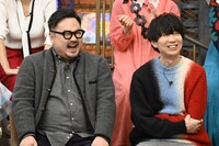 左から休日課長、川谷絵音。(c)読売テレビ