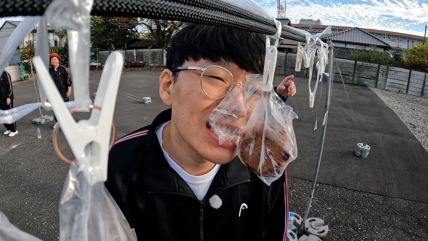 チュートリアル徳井とミキの豪快三番勝負の様子。