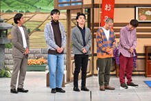 せやねん！新喜劇に出演するチュートリアル徳井、カベポスター、アキナ。