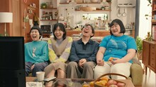 ヨネダ2000が出演するスカパー！テレビCMのワンシーン。