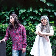 ウーマンラッシュアワー・中川パラダイスと鳥居みゆき扮するユニット、ピーカンナッツ。