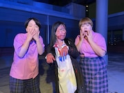 左から天才ピアニスト竹内、ハイヒール・リンゴ、天才ピアニストますみ。(c)読売テレビ