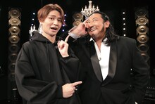 篠田直哉プロデューサーとロバート秋山。 (c)メ～テレ