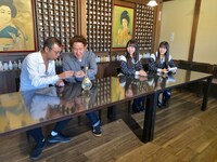 酒蔵レストランで酒が進むジョイマン。