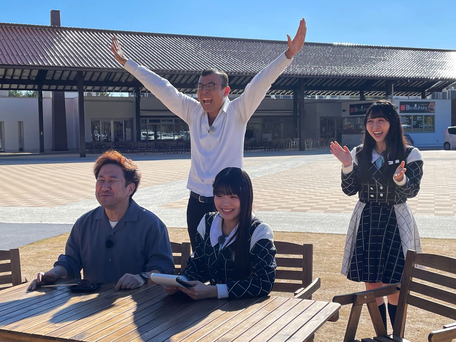 ジョイマンと内海里音、工藤理子。