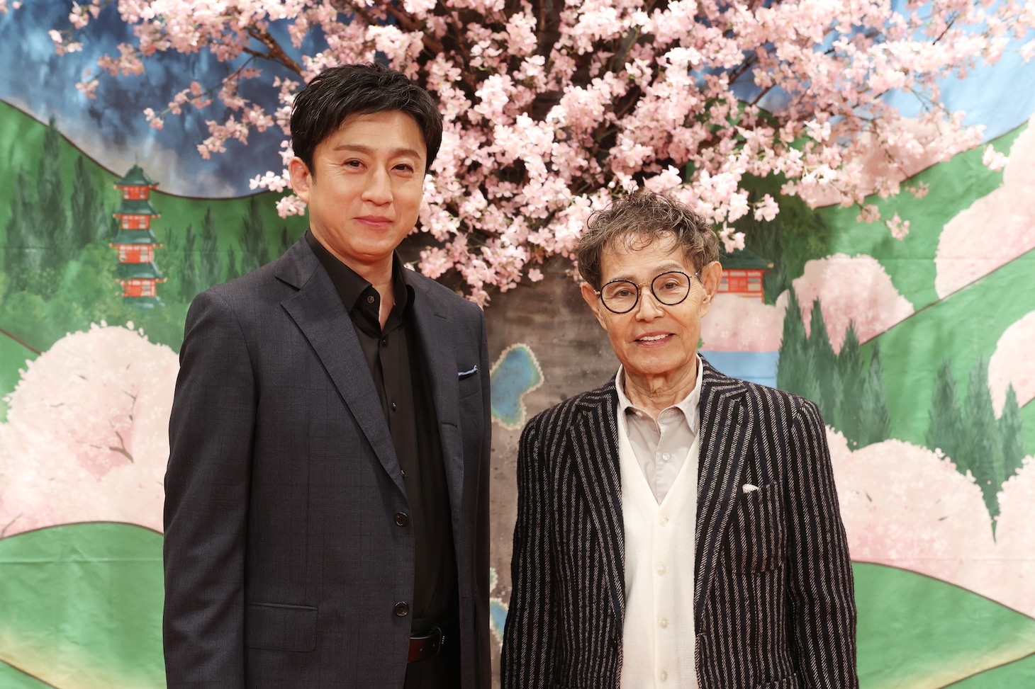 「ドリフに大挑戦！ドリフ結成60周年 爆笑大新年会SP」で共演する（左から）松本幸四郎、加藤茶。(c)フジテレビ