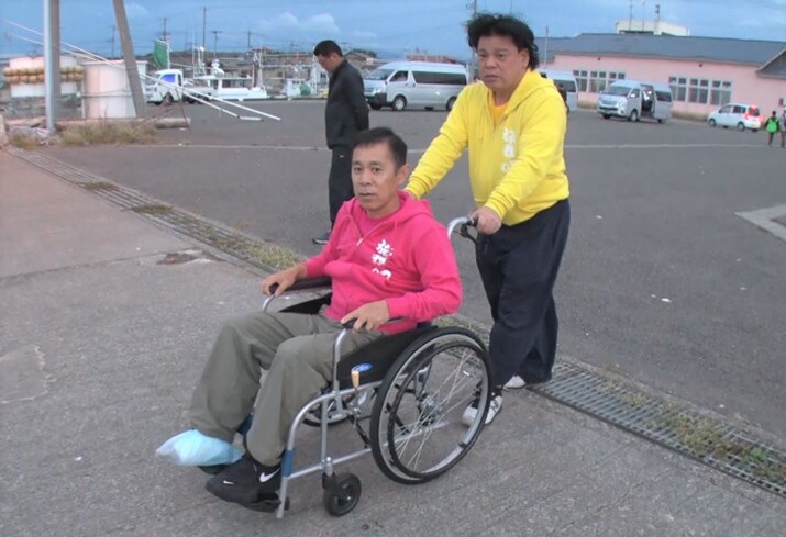 「東野・岡村の旅猿 特別版 大間で岡村マグロ解体ショーへの旅 完結編」のワンシーン。(c)日本テレビ