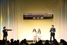 センターマイクの高さを合わせるさまがハイヒールのようだとはりけ～んずを驚かせるラブリースマイリーベイビー。