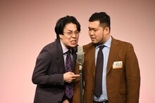 令和ロマン。左から高比良くるま、松井ケムリ。※高比良の「高」ははしご高が正式表記。