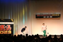 「M-1グランプリ2023」準決勝で、猛スピードでマイクの前まで走るマユリカ阪本。