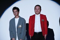 決勝進出者会見に登場したモグライダー。