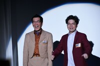 決勝進出者会見に登場したヤーレンズ。