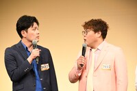 会見MCのマヂカルラブリー村上になぜ人気があるのかわからないと言われ、顔を見合わせるマユリカ。