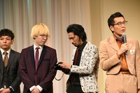 “昔のゆってぃの電子マスク”の調子を確認する真空ジェシカ川北。