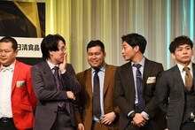 3人で何やらしゃべっている令和ロマンとさや香・新山。
