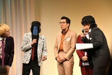 “昔のゆってぃの電子マスク”に興味津々のマヂカルラブリー・野田クリスタル。