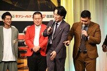 緊張で動きがぎこちなくなる令和ロマン・高比良くるま。