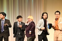 決勝進出者会見の配信がいつ終了したのかわからないため、しばらくの間音楽にあわせてノリノリで踊る一同。