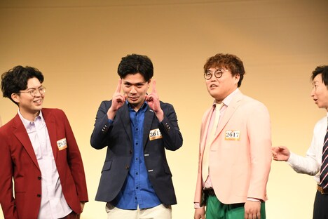 「決勝に行った」を「優勝した」と言い間違え、カットしてほしいとアピールするマユリカ阪本（左から2人目）。