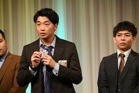 お守りのネックレスを見せるさや香・新山。