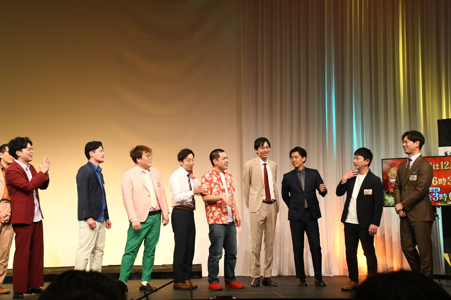毎回、回答が一番手になってしまうため考える時間がないと嘆くダンビラムーチョ大原（右から2人目）