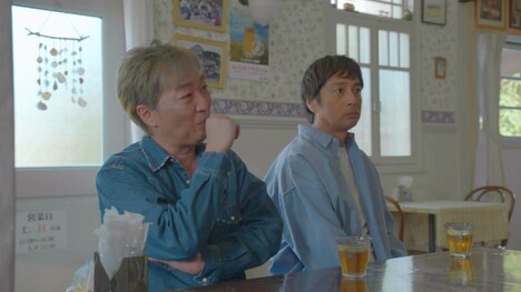 左からスピードワゴン小沢、チュートリアル徳井。(c)フジテレビ BSフジ