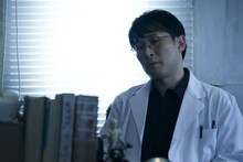 「心霊内科医 稲生知性2」に出演するシソンヌじろう。(c)フジテレビ