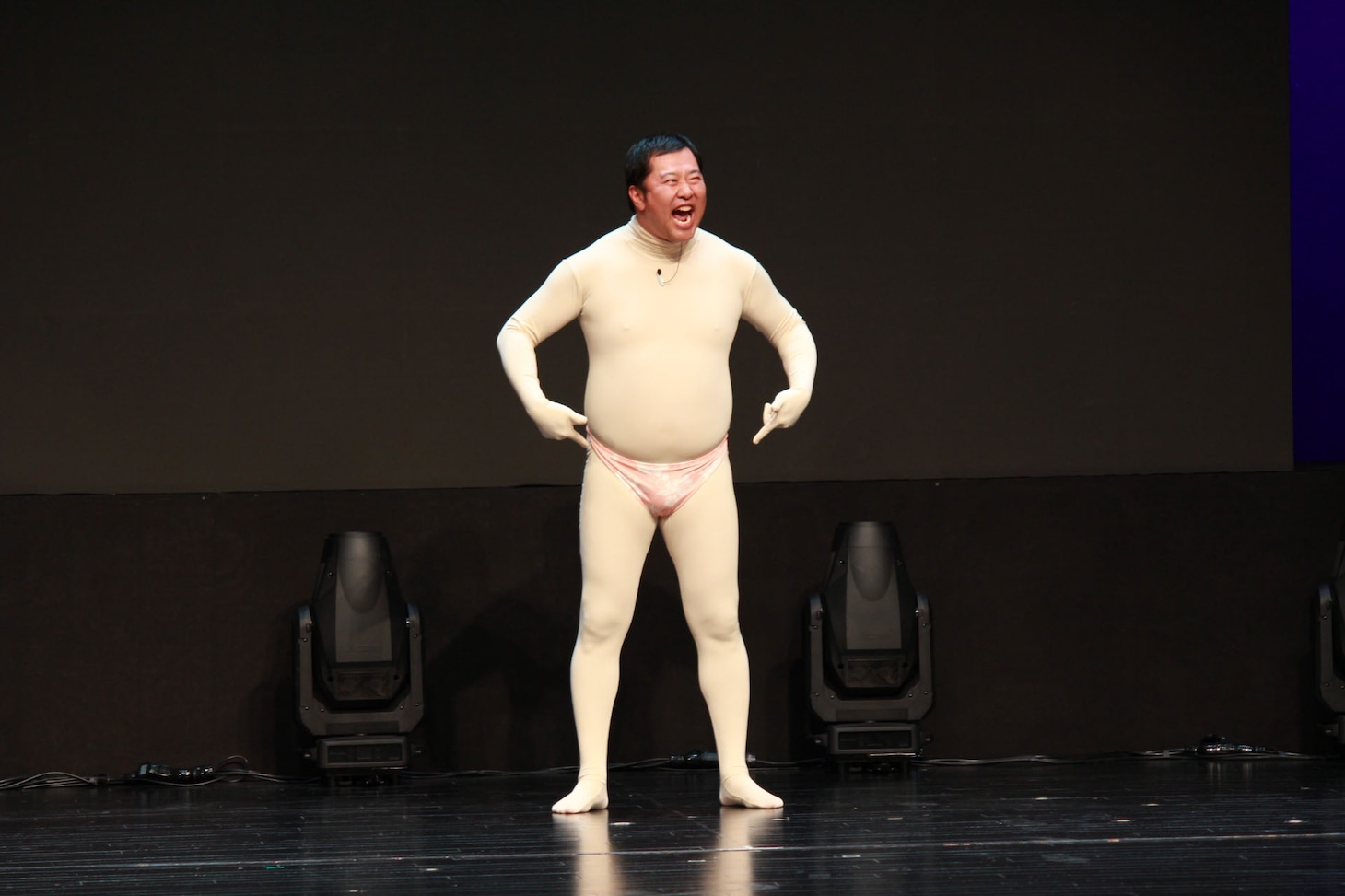 「第9回上海国際コメディフェスティバル」に出演するとにかく明るい安村。（写真提供：吉本興業）