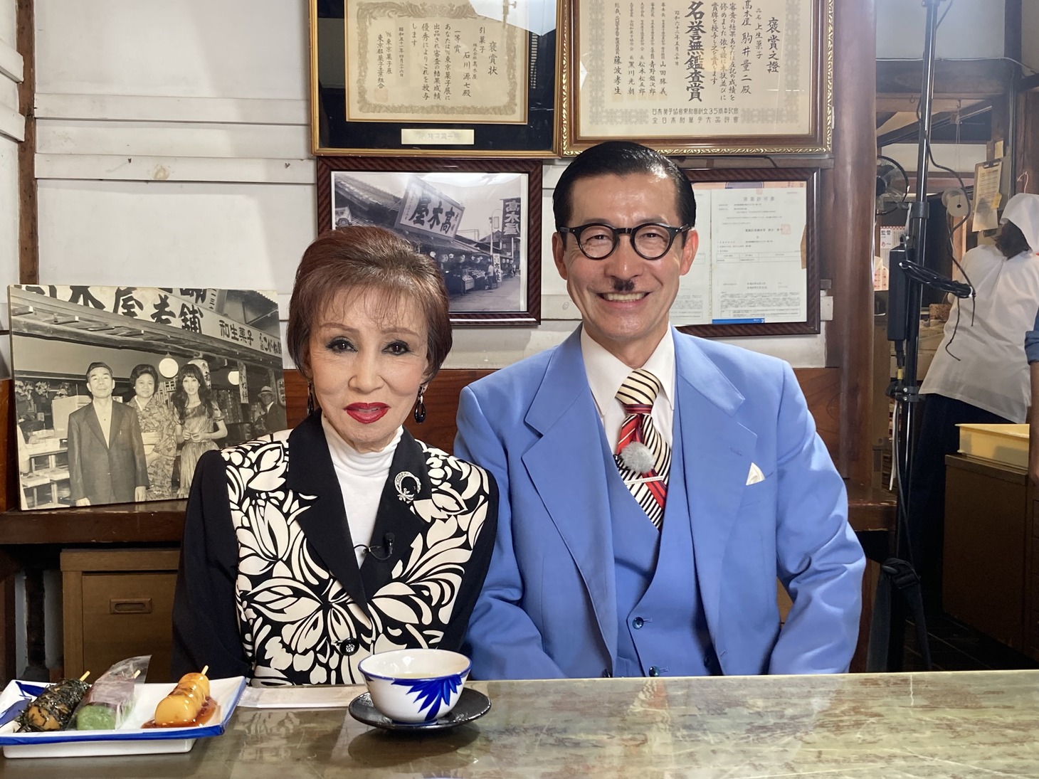 「ジョニ男のぶらぶら昭和。新春スペシャル」に出演するイワイガワ・岩井ジョニ男と浅丘ルリ子。(c)BS松竹東急