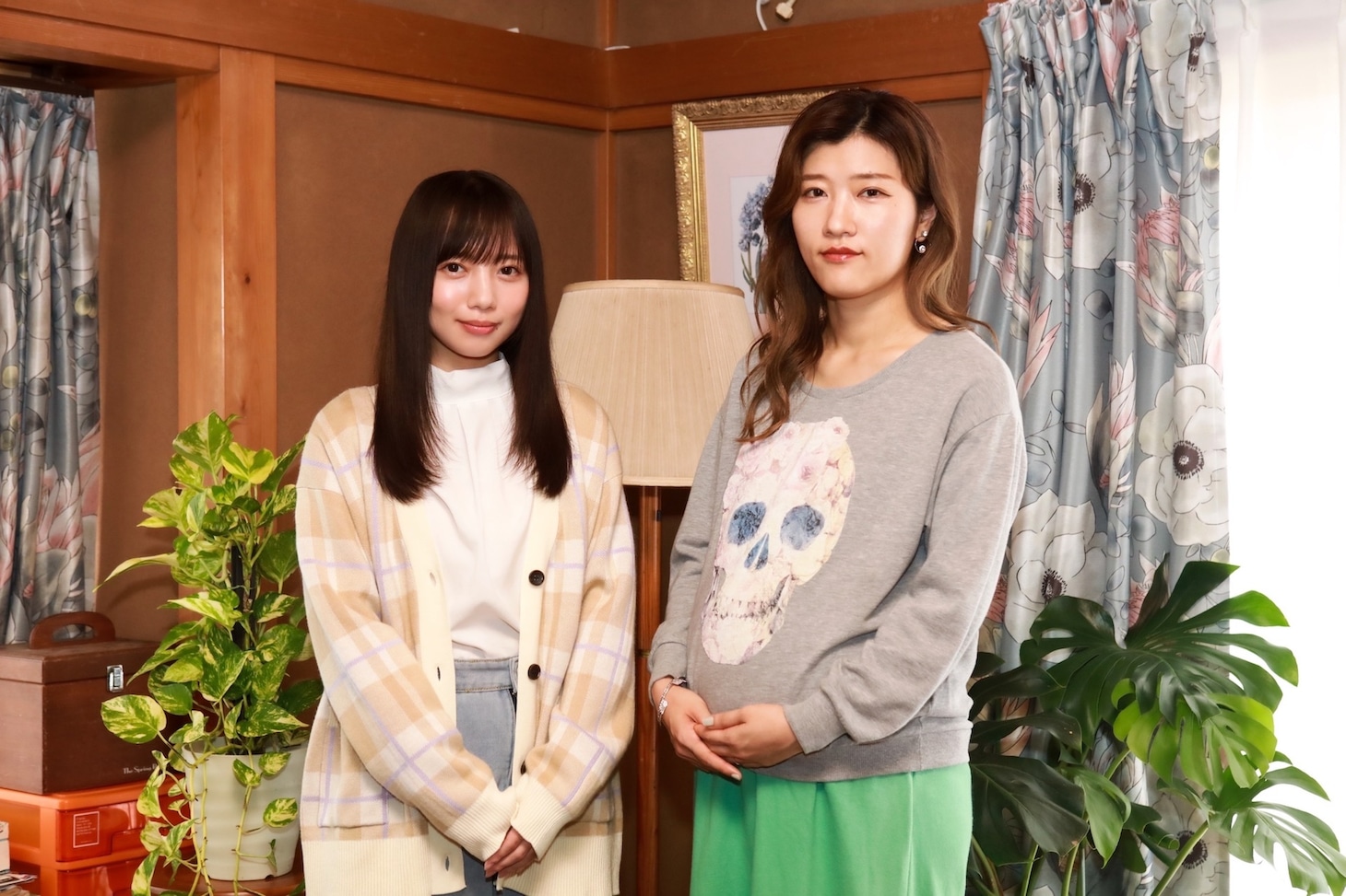 左から齊藤京子（日向坂46）、ヒコロヒー。