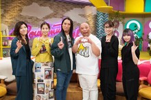 「ドーナツトーク」にゲスト出演するトム・ブラウン（中央）と、ヒコロヒー（左端）らMC陣。(c)CBC