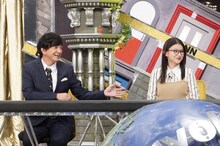 左から、パンサー向井、出口夏希。(c)フジテレビ