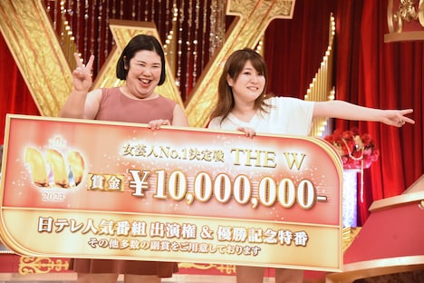 「ギャルっぽいピースを」というカメラマンのリクエストに応える紅しょうが。