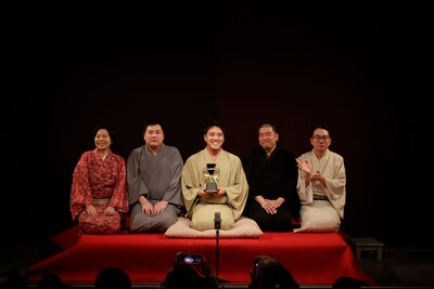 「渋谷らくご 創作大賞2023」を受賞した柳亭信楽（中央）。（写真提供：渋谷らくご）