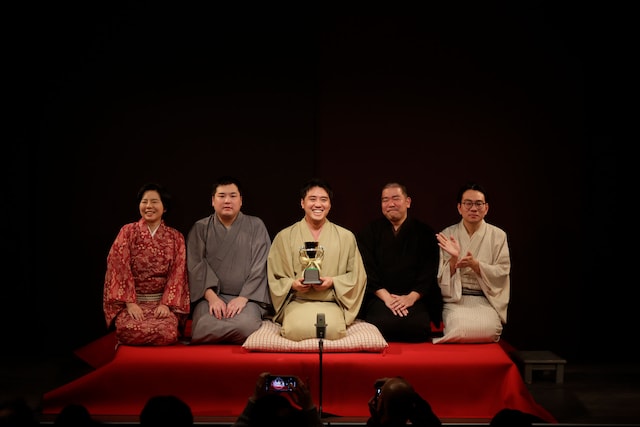 「渋谷らくご 創作大賞2023」を受賞した柳亭信楽（中央）。（写真提供：渋谷らくご）