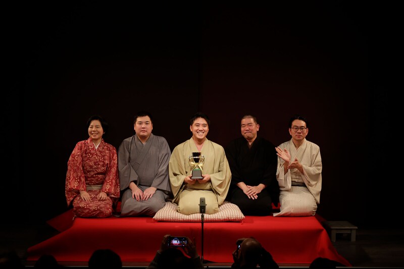 「渋谷らくご 創作大賞2023」を受賞した柳亭信楽（中央）。（写真提供：渋谷らくご）