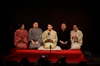 「渋谷らくご 創作大賞2023」を受賞した柳亭信楽（中央）。（写真提供：渋谷らくご）