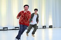 かまいたち山内とモグライダー芝。(c)TBS