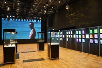 「三村マサカズ NFT ART COLLECTION ～三村アート1回なのか展」の会場。