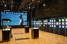 「三村マサカズ NFT ART COLLECTION ～三村アート1回なのか展」の会場。