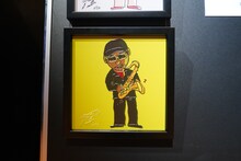 「三村マサカズ NFT ART COLLECTION ～三村アート1回なのか展」より、「サックス吹いてる風おじさん」。