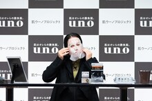 パックに挑戦するピース又吉。