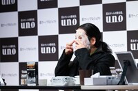 小鼻部分を押さえるピース又吉。