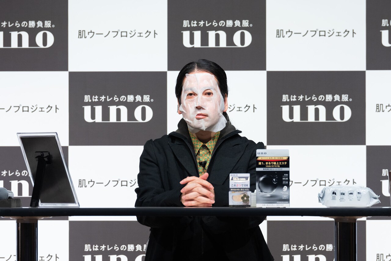 パックを付けたピース又吉。