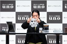 パックに挑戦するピース又吉。