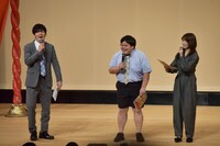 MCのタイムマシーン3号とアシスタントの横山由依。