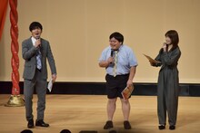 MCのタイムマシーン3号とアシスタントの横山由依。